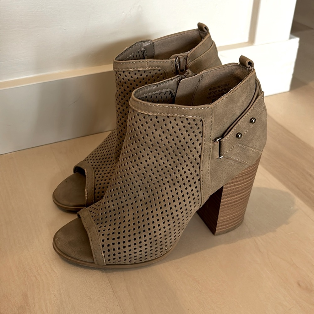 Women’s Heels from the Buckle.